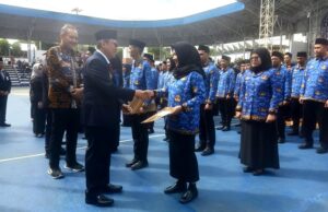 Pj Bupati Barito Utara Serahkan 1.103 SK CPNS Formasi 2024