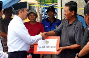 Pj Bupati dan Sekda Barito Utara Tinjau Lokasi Kebakaran di Cempaka Putih Serta Serahkan Bantuan untuk Korban