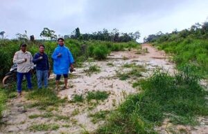 DPRD Barut Dampingi Kades Butong dan Petugas PLN Kalteng Survei Rencana Jaringan Listrik di Dua Desa