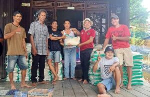 Anggota DPRD Barut Berikan Bantuan Beras kepada Warga Terdampak Banjir di Desa Bintang Ninggi II