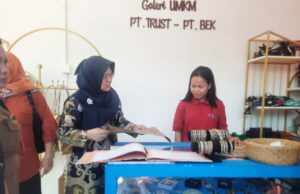 Ketua Dekranasda Barito Utara Kunjungi Galeri UMKM Binaan PT BEK dan PT Trust
