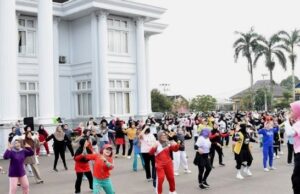 Pj Ketua TP PKK Barito Utara Bagikan 76 Pasang Baju Olahraga untuk Peserta Senam
