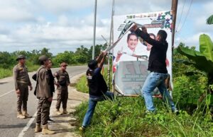 Bawaslu Barito Utara Tertibkan 157 APK Paslon 01 di Masa Tenang