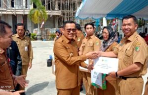 Pj Bupati Barito Utara Serahkan Bantuan Peralatan Pendidikan untuk PAUD, SD, dan SMP