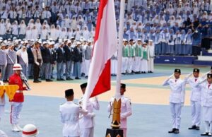 Pj Bupati Barito Utara Pimpin Upacara Penurunan Bendera HUT ke 80 RI di Arena Tiara Batara