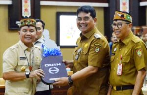 Bupati Barito Utara Terima Bantuan Sarpras Pengelolaan Sampah dari Gubernur Kalteng