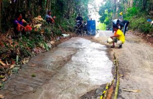 Warga Gotong Royong Perbaiki Jalan Lintas Lemo–Bukit Bambu