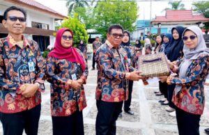 Kepala Disnakertranskop UKM Barito Utara Berikan Penghargaan kepada ASN Berprestasi