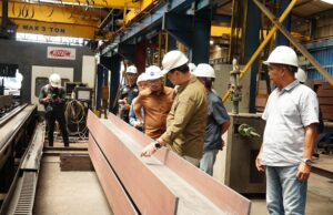 Pastikan Kualitas Material Proyek Jembatan, Bupati Barito Utara Langsung Tinjau Pabrik Baja di Bekasi