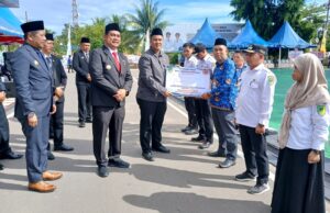 Bupati Barito Utara Serahkan Bantuan Hibah BPBD kepada Desa Tangguh Bencana