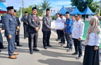 Bupati Barito Utara Serahkan Bantuan Hibah BPBD kepada Desa Tangguh Bencana