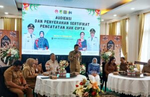 Serahkan Sertifikat Hak Cipta Batik, Bupati Barito Utara Dorong UMKM Naik Kelas