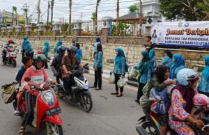 Jumat Berkah TP PKK Barut, Hj Maya Savitri Bagikan 200 Paket Sayur dan Telur kepada Masyarakat