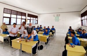 Kepala SMPN 2 Muara Teweh menilai Smartboard Efektif Tingkatkan Kualitas Pembelajaran