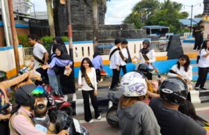 Disdalduk KBP3A Barut Bersama Duta GenRe dan FAD Berbagi Takjil di Bundaran Air Mancur Muara Teweh