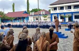 Kadis Pendidikan Barito Utara Berikan Apresiasi Kepada SMPN 1 Muara Teweh atas Apel Perdana Pasca Idul Fitri