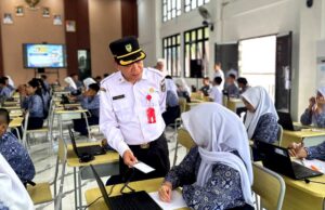 Kadis Pendidikan Barito Utara Tinjau Pelaksanaan TKA SMP Guna Memastikan Berjalan Lancar dan Transparan