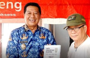 Wakil Bupati Barito Utara Serahkan Tabungan Bank Kalteng dan Kartu Huma Betang Sejahtera kepada Ribuan Penerima