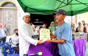H Tajeri Salurkan Ratusan Paket Zakat Harta kepada Warga di Muara Teweh
