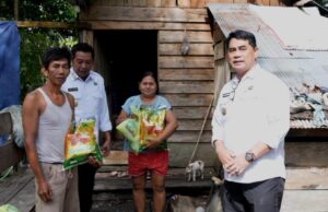Bupati Serahkan Bantuan Sosial untuk Warga Benangin, Pastikan Kebutuhan Dasar Masyarakat Terpenuhi