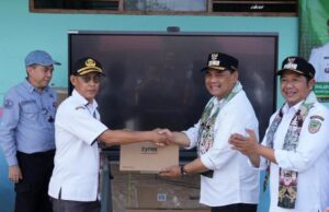 Bupati Barito Utara Serahkan Smart Board dan Starlink di SMP 1 Benangin