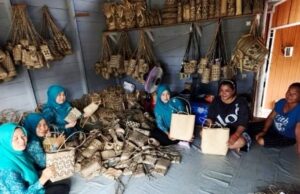 Ketua TP PKK Barito Utara Dukung Pengembangan Anyaman Rotan dan Produk Lokal di Teweh Timur