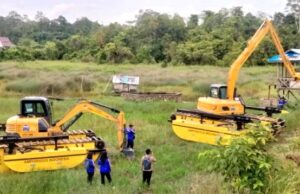Pemkab Barito Utara Uji Coba Dua Excavator Amfibi di DAM Trahean
