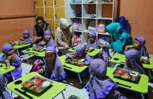 Ketua TP PKK Barito Utara Tinjau Pemberian Makan Bergizi Gratis di PAUD Bunda Piara Muara Teweh