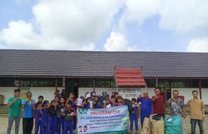 Peduli Pendidikan di Desa Sekitar Perusahaan, PT MPG Salurkan Bantuan Perlengkapan Sekolah
