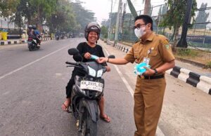 Kabut Asap Menyelimuti Muara Teweh, DPK Korpri Barut Bagikan 2.000 Masker