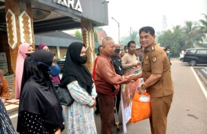 Bupati Barito Utara Serahkan 300 Paket Sembako Bagi Warga Terdampak Kabut Asap