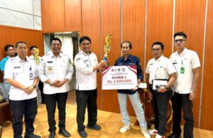 Bupati Barito Utara Serahkan Hadiah Lomba Agustusan, Apresiasi Kekompakan dan Gotong Royong Warga
