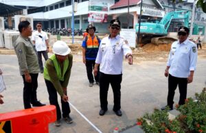 Bupati Barito Utara Cek Langsung Pelebaran Jalan, Pastikan Pembangunan Infrastruktur Berjalan Sesuai Rencana