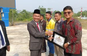 Kontribusi Untuk Masyarakat, PT SMM Terima Penghargaan dari Kecamatan Teweh Selatan
