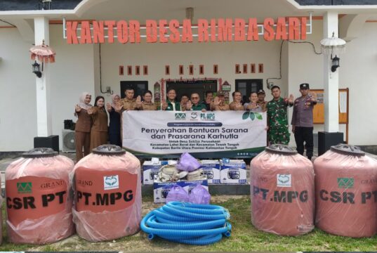 Menghadapi Musim Kemarau Panjang, PT Multipersada Gatramegah Bagikan Sarpras Pemadam Kebakaran