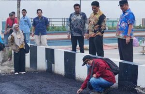 Bupati Barito Utara Tinjau Pengaspalan Jalan Panglima Batur, Tekankan Kualitas dan Ketepatan Waktu