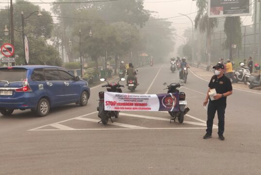 PWI Barito Utara Bagikan Ribuan Masker Untuk Warga Terdampak Kabut Asap